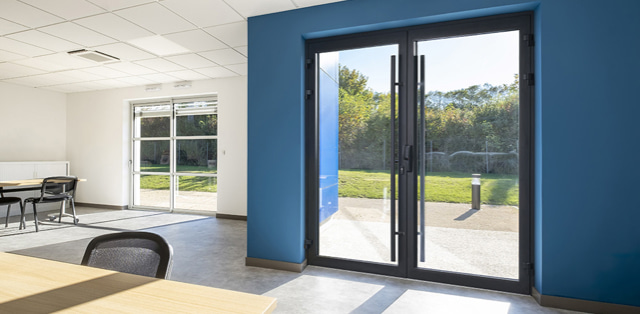 aMplitude : la porte d'entrée grand trafic en alu configurable et rapide à poser